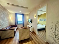 テレビのチャンネル数はかなり多いです。ネットには繋がってませんでした