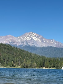 Lake Siskiyou, nice swimming, wish we brought our tubes.