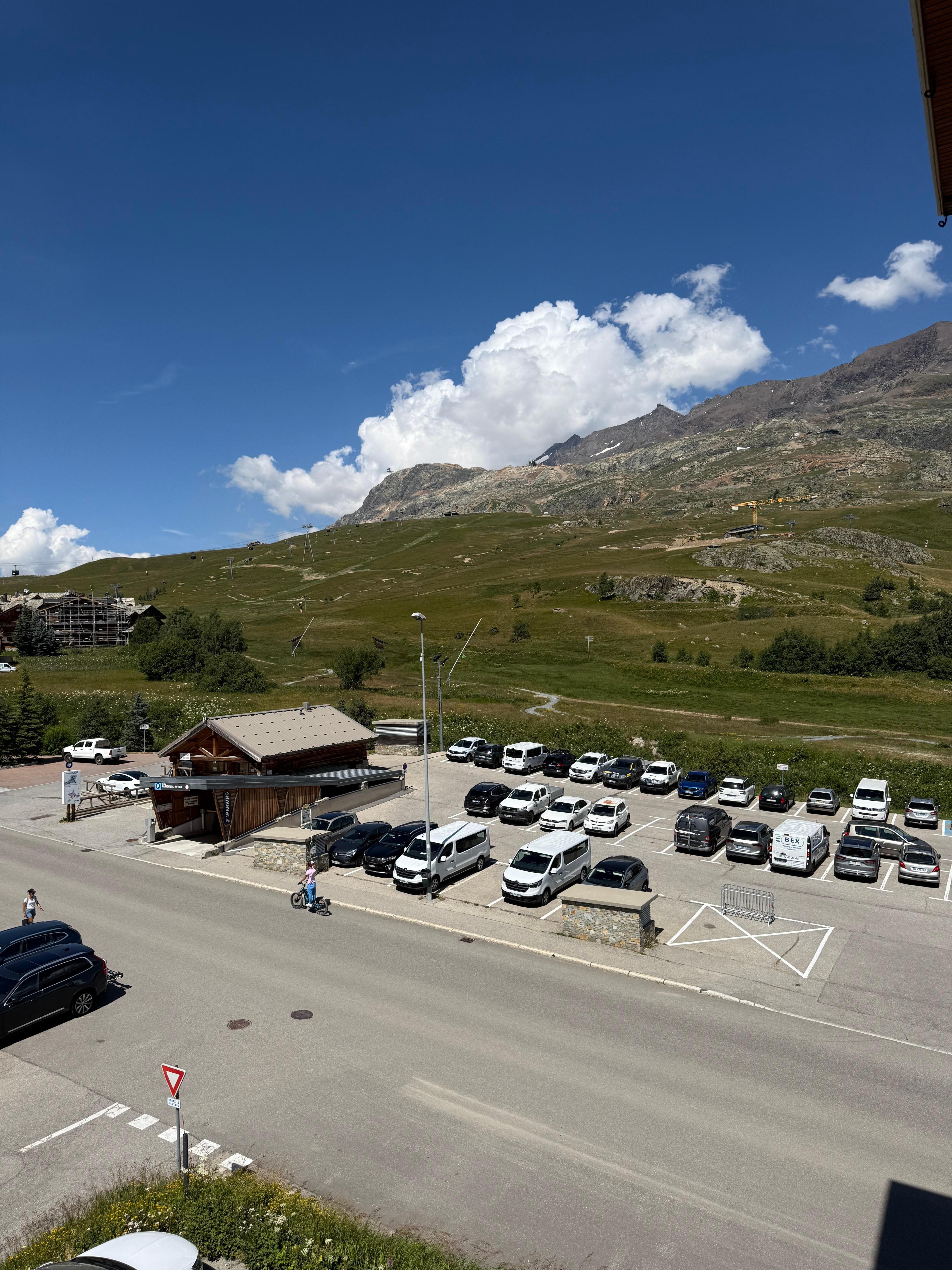 Au pied des pistes. 