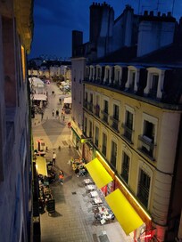 Blick aus dem Wohnzimmer zum Hôtel de Ville