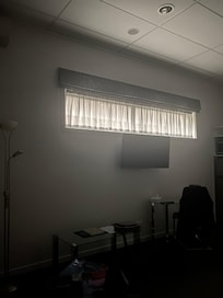 Kleines Oberlicht mit Blick gegen eine Wand. Zimmer ohne Beleuchtung auch tagsĂŒber nicht bewohnbar.