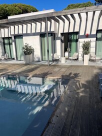 La chambre donnant sur la piscine