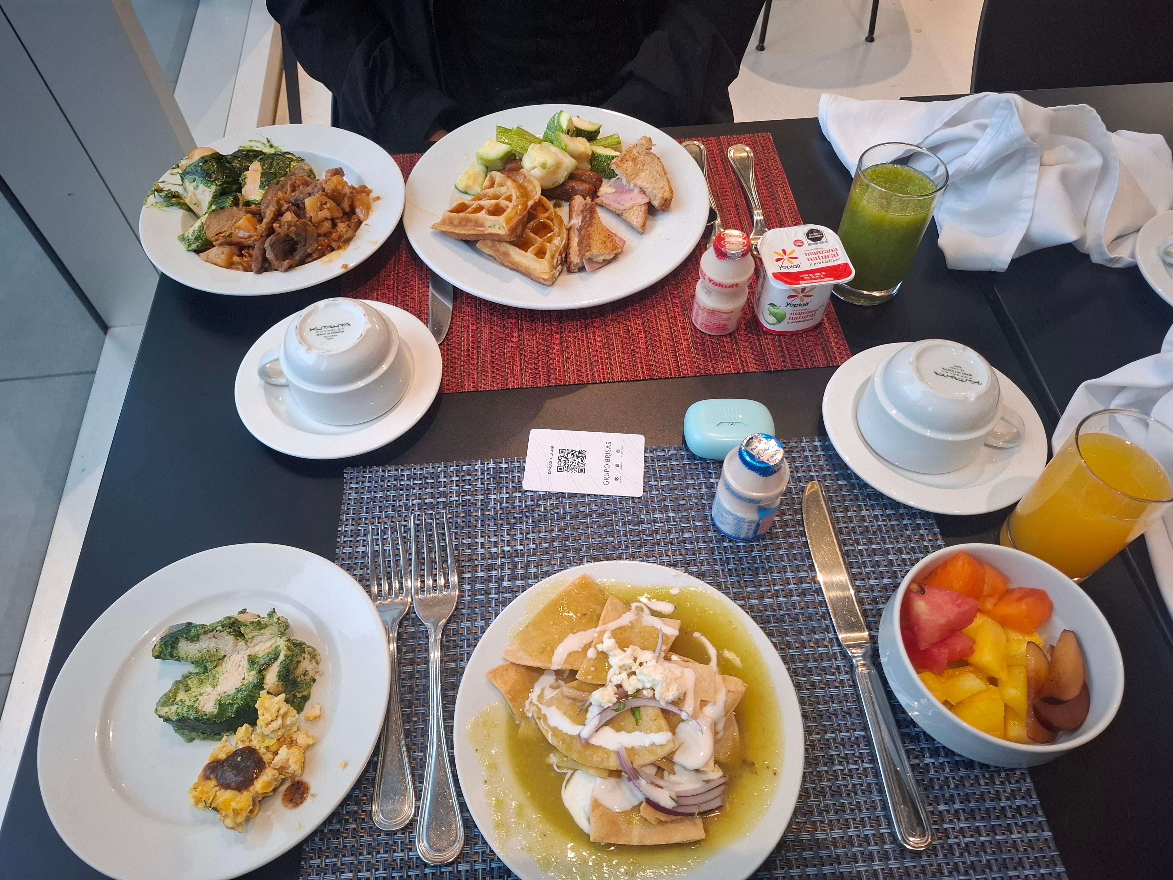 El desayuno es variado en mi caso lo inclui en mi estancia y estuvo delicioso.