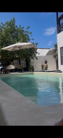 Esta es una de las piscinas! Todo limpio y en buen estado
La playa tenía sargazo un día y al día siguiente ya no hubo sargazo … el mantenimiento del hotel es EXCELENTE