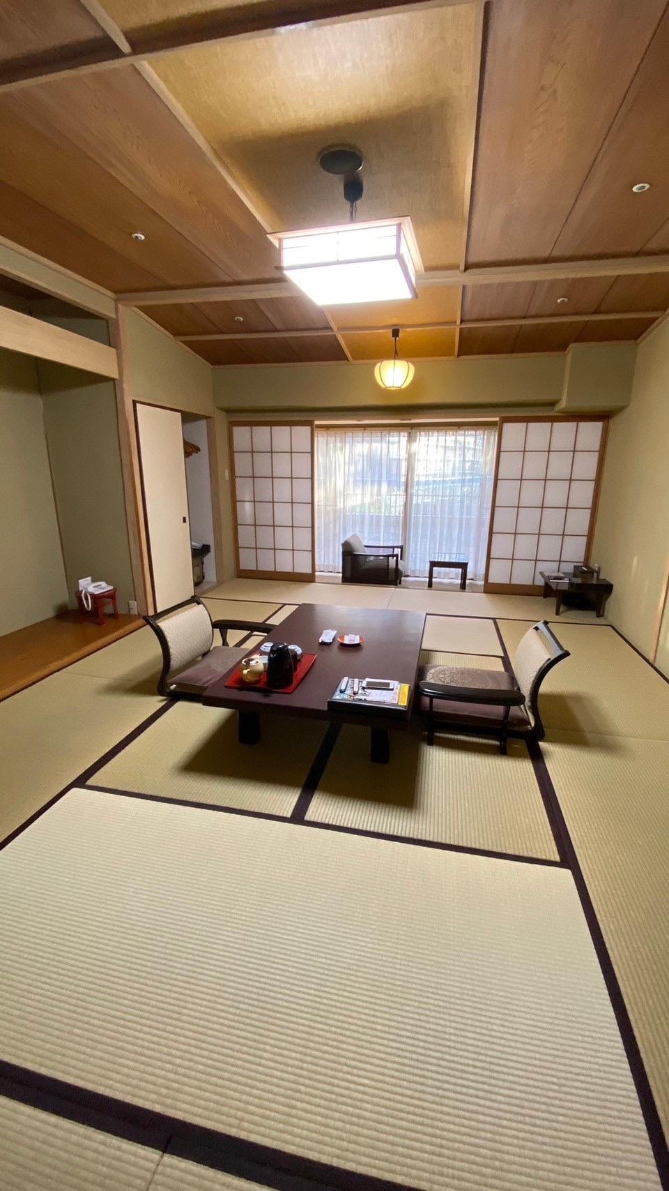 客房，在餐廳用晚餐時，客房會鋪上厚厚的日式床鋪