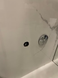 trou dans la salle d'eau