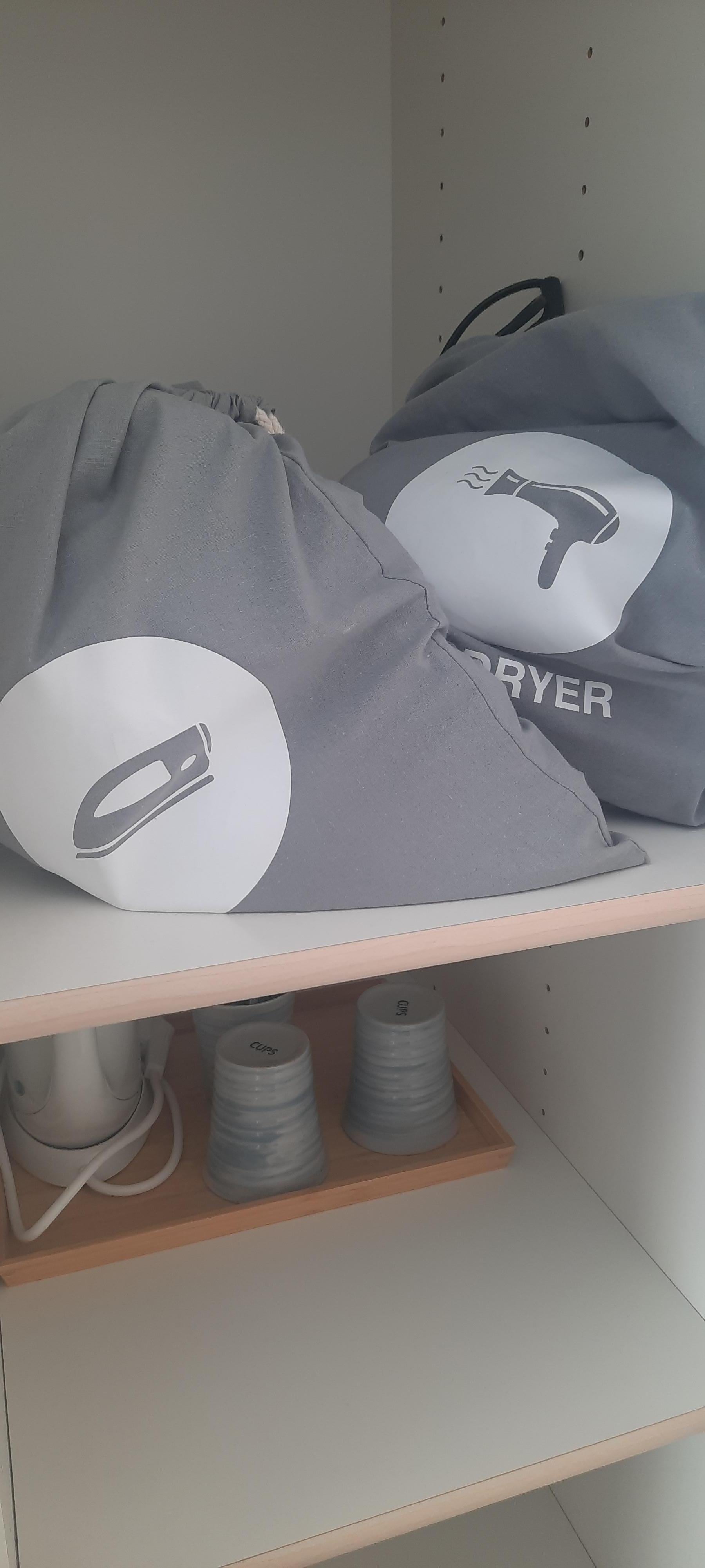 Der var både hårtørrer og strygejern/strygebræt og en skojern.