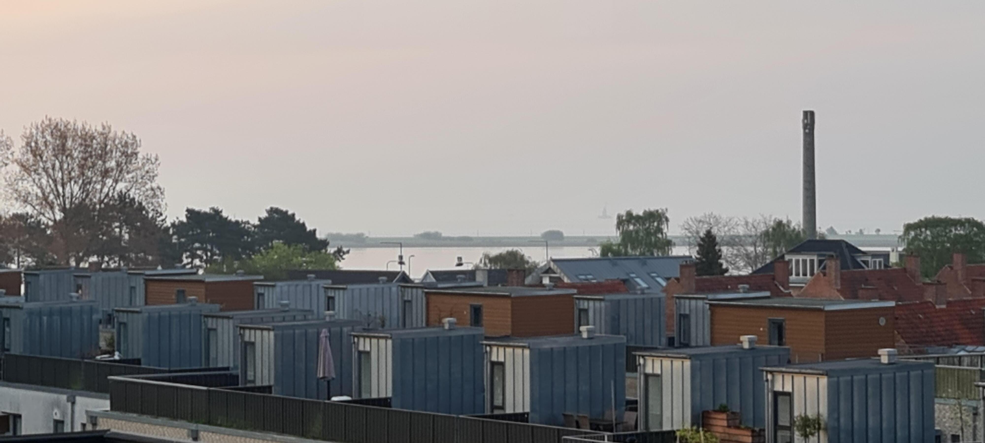 Uitzicht vroege ochtend vanaf balkon.