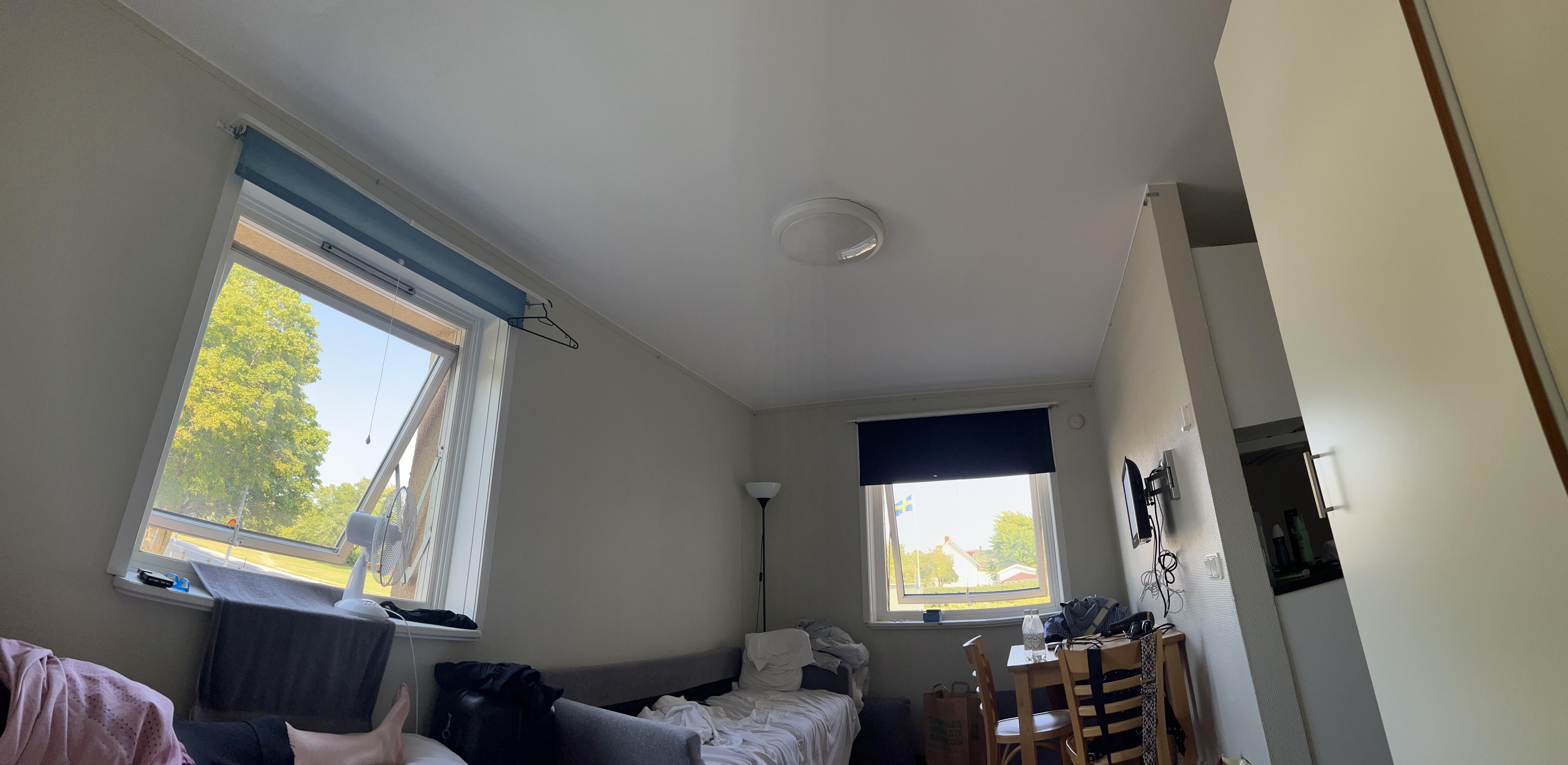 Rum med två enkelsängar och en bäddsoffa 