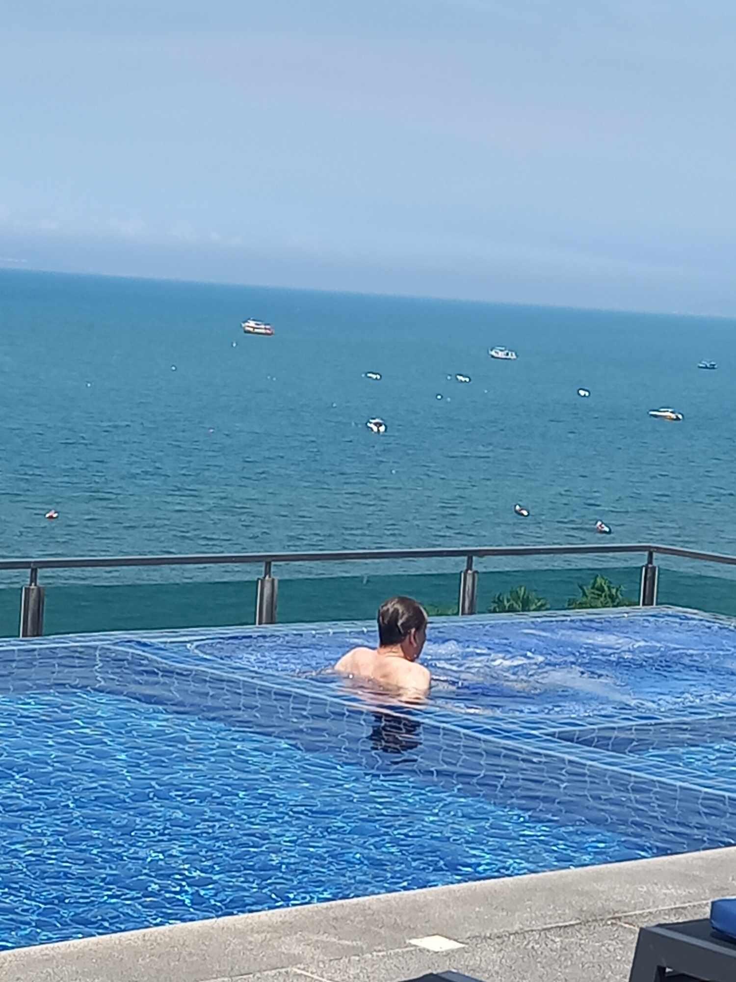 Jaguzzi pool nice