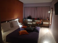 Camera.. Colori a mio avviso non coerenti. Copriletto viola, muro dietro il letto, cuscini e sedie (tipo ufficio) arancioni🙄🤔😬