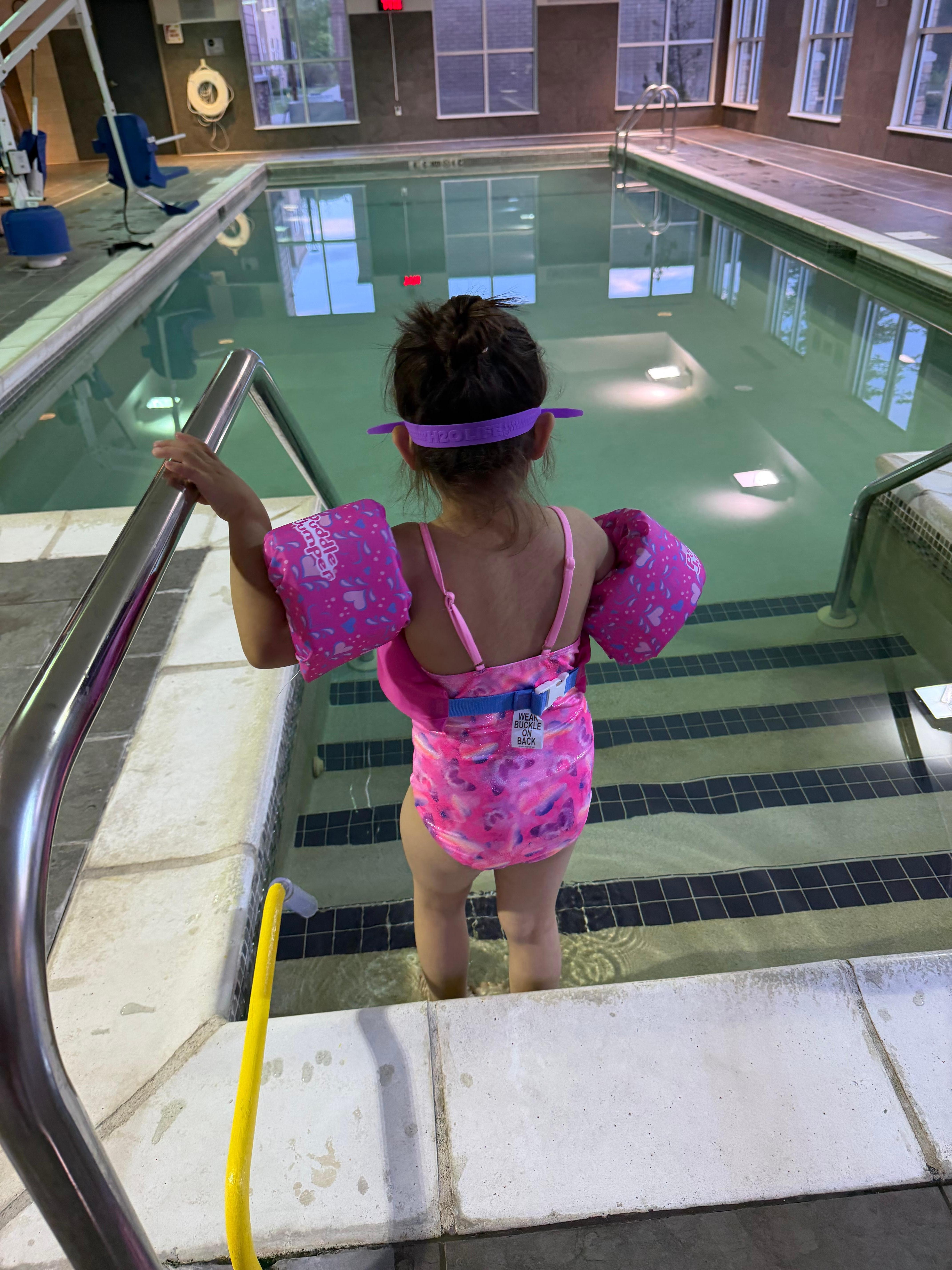 Mi hija disfruto de la piscina 