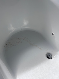 Guessing someone dumped or drained dirty water after a stay and didn’t scrub out tub? Disappointed by the lack of functionality of tub. Maintenance did respond to plug during out stay.