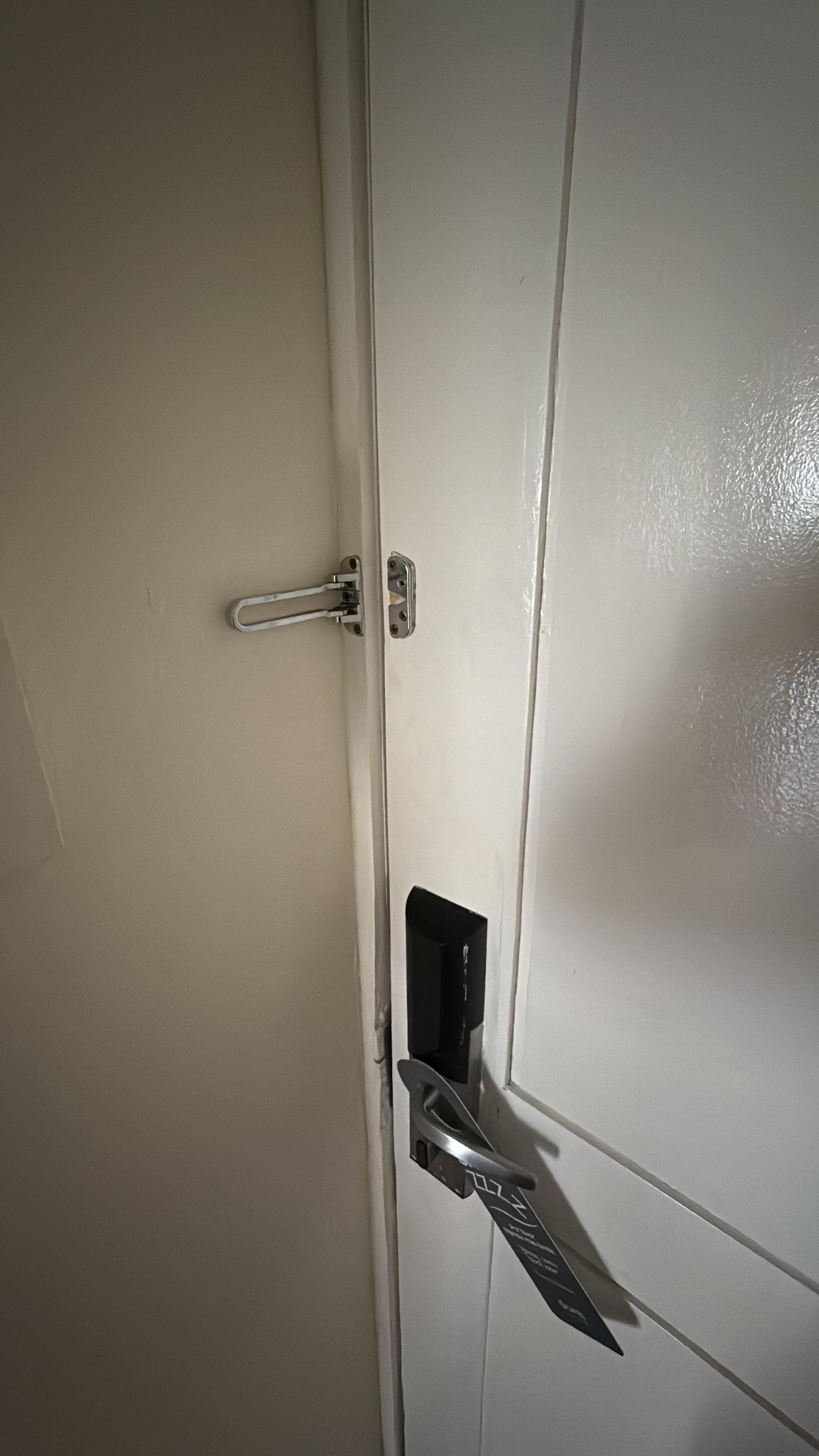 El seguro de mi puerta no servía, aunque tenía otro en la parte de abajo. Me toco enfrente de la maquina de hielos. Ya podrán imaginar el ruido que se escuchaba a horas indebidas