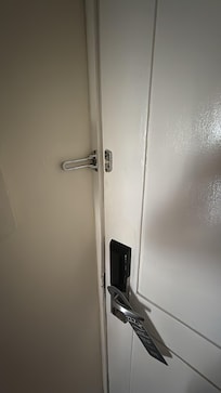 El seguro de mi puerta no servía, aunque tenía otro en la parte de abajo. Me toco enfrente de la maquina de hielos. Ya podrán imaginar el ruido que se escuchaba a horas indebidas