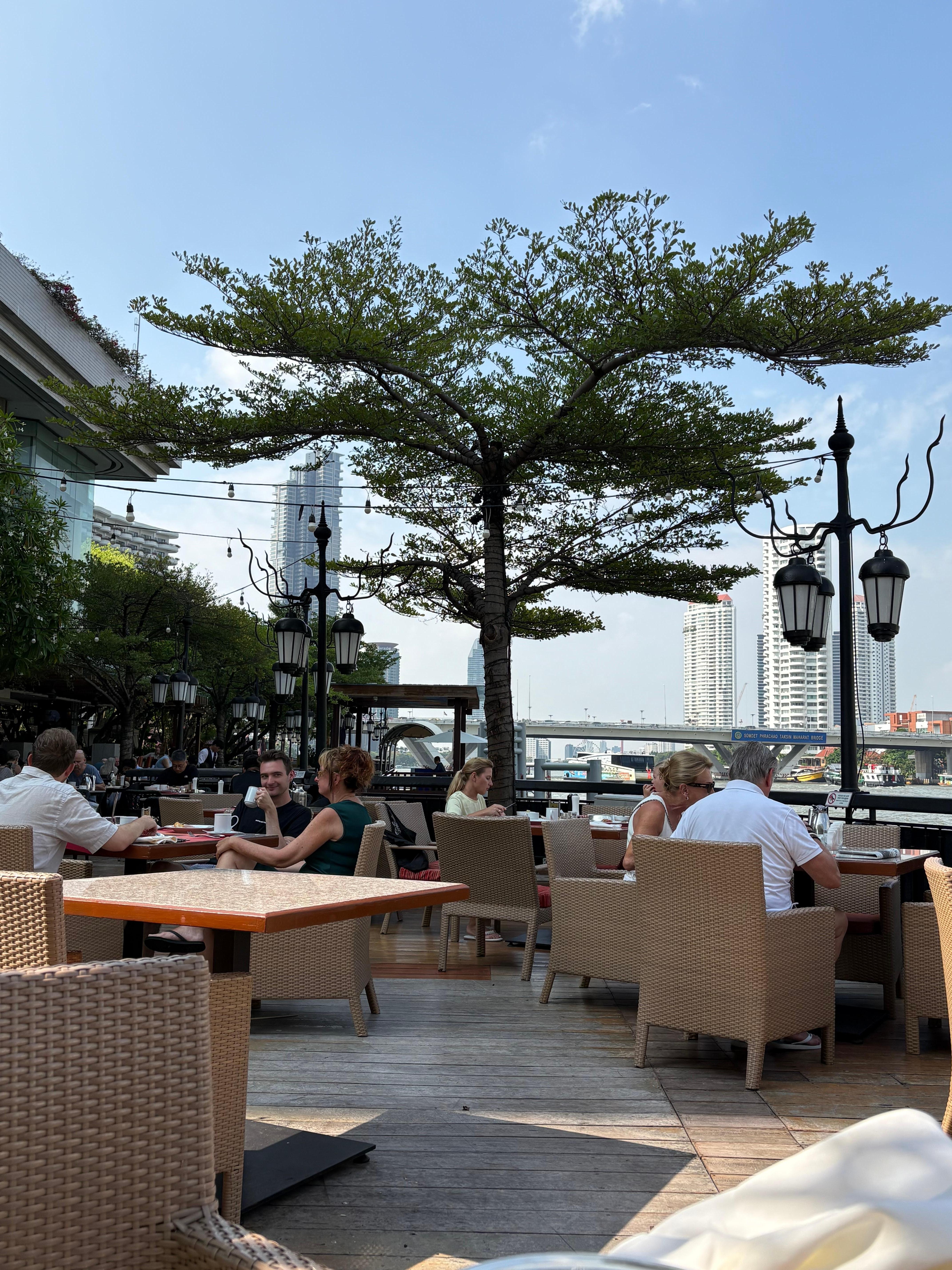 欧米の方が多い印象。鳩がとにかく多いので注意。