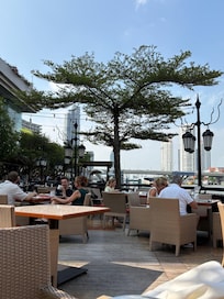 欧米の方が多い印象。鳩がとにかく多いので注意。