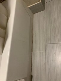 Side of the tub n floor dirty