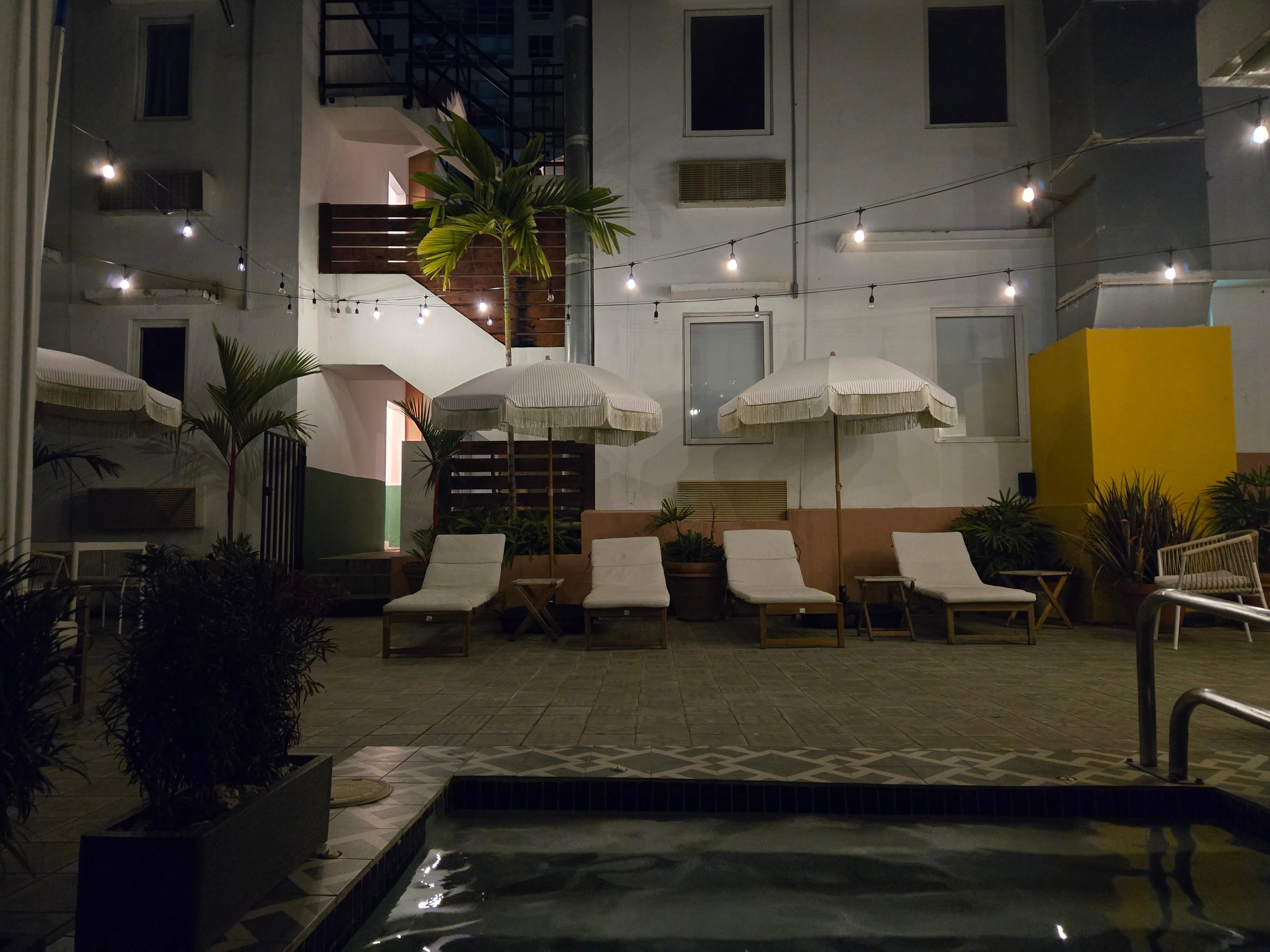 Aire commune avec piscine et transat