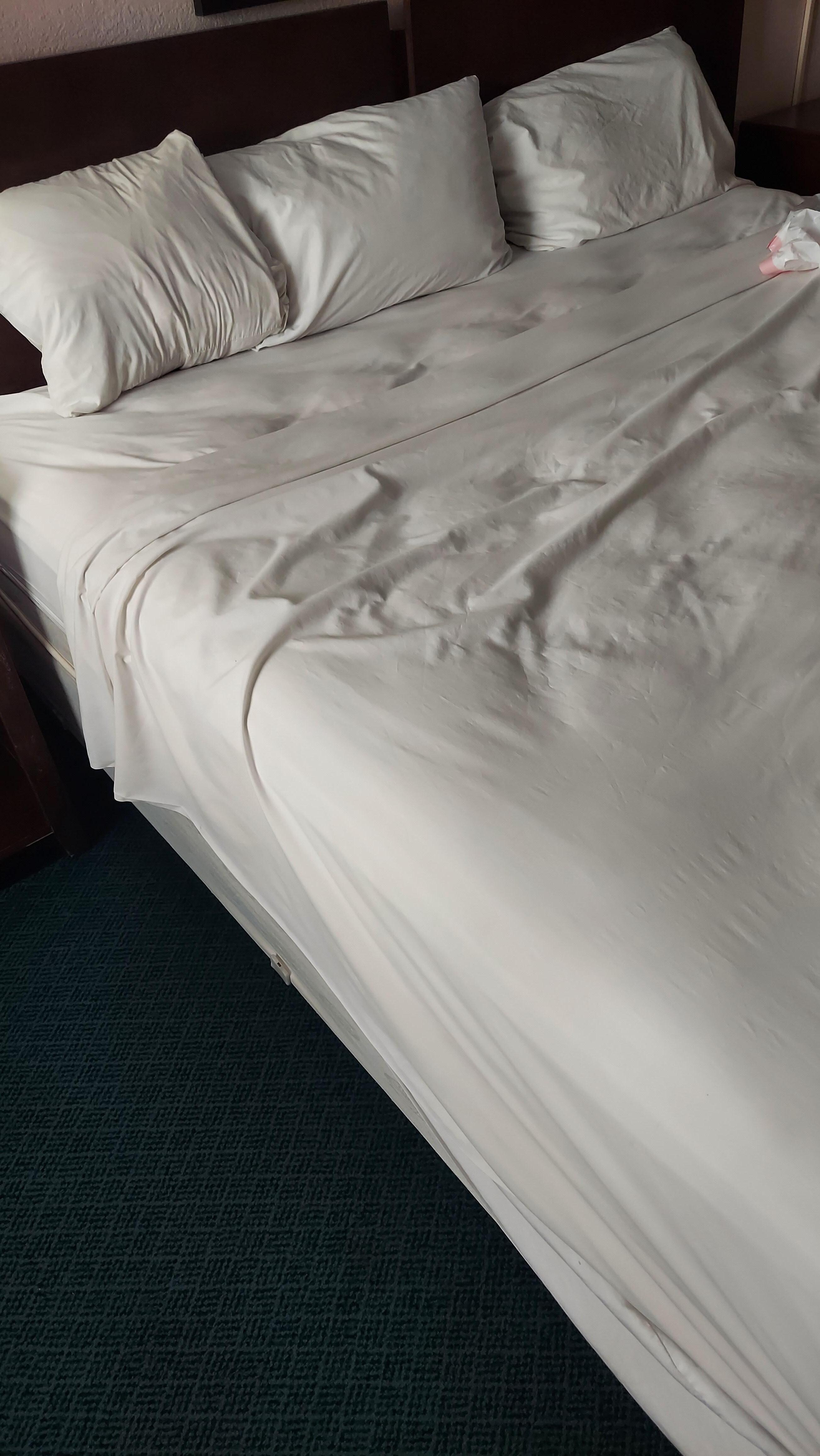 The bed only had sheets, no comfort. I went to the front office and the guy said, "we only have sheets". I never been in a hotel that only had sheets on the bed