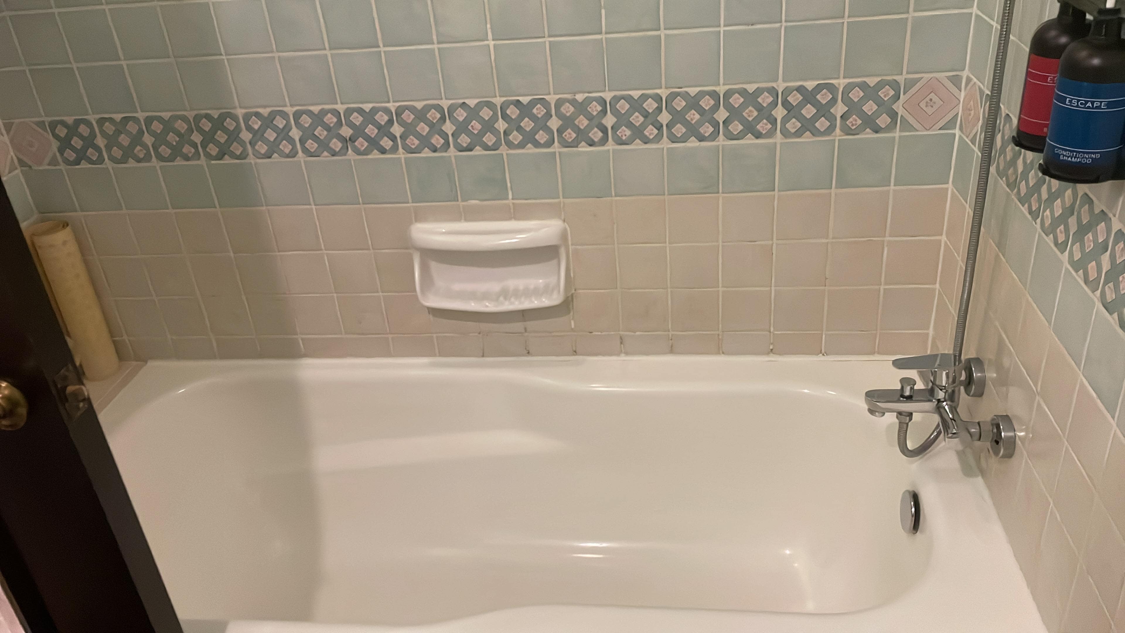 Bathtub as described when we booked the room. Toilet is spotless too.