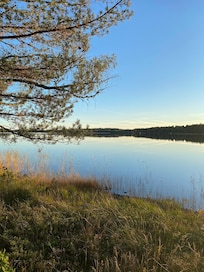 Nära hotellet finns den här sjön