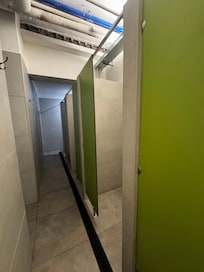 El baño tiene estás mamoaras fíjas que si te estás banando y pasa alguien te ve.