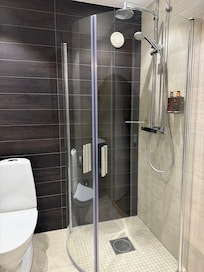 Stort fräscht badrum och bra tryck i duschen