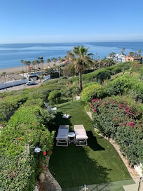 Blick auf Garten und Meer vom oberen Badezimmer aus