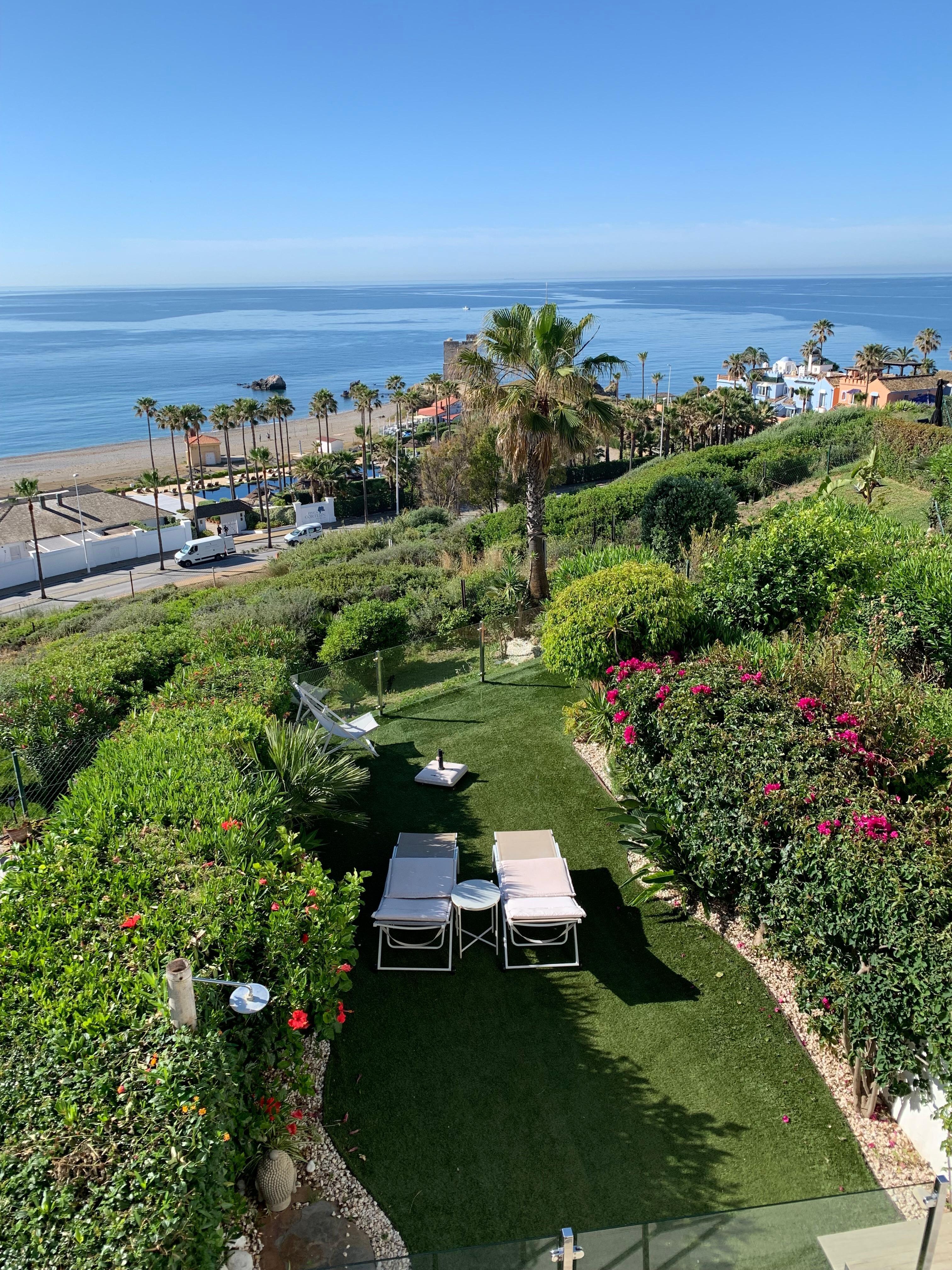 Blick auf Garten und Meer vom oberen Badezimmer aus