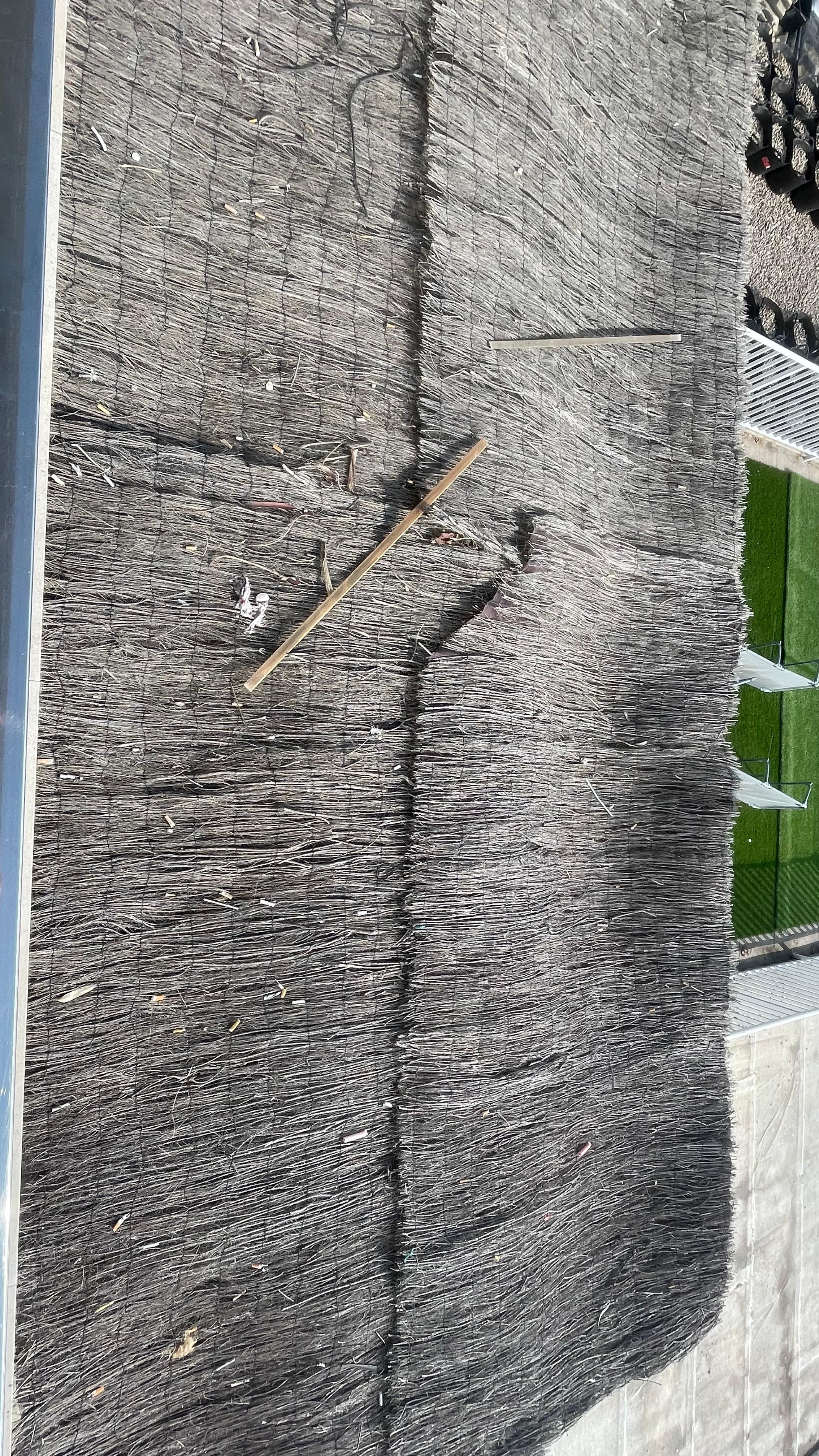 Vordach am Balkon mit Müll und Zigarettenstummel 