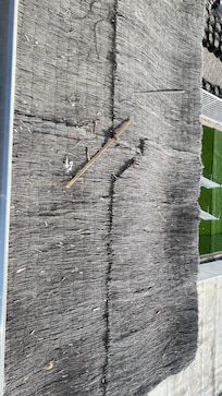 Vordach am Balkon mit Müll und Zigarettenstummel