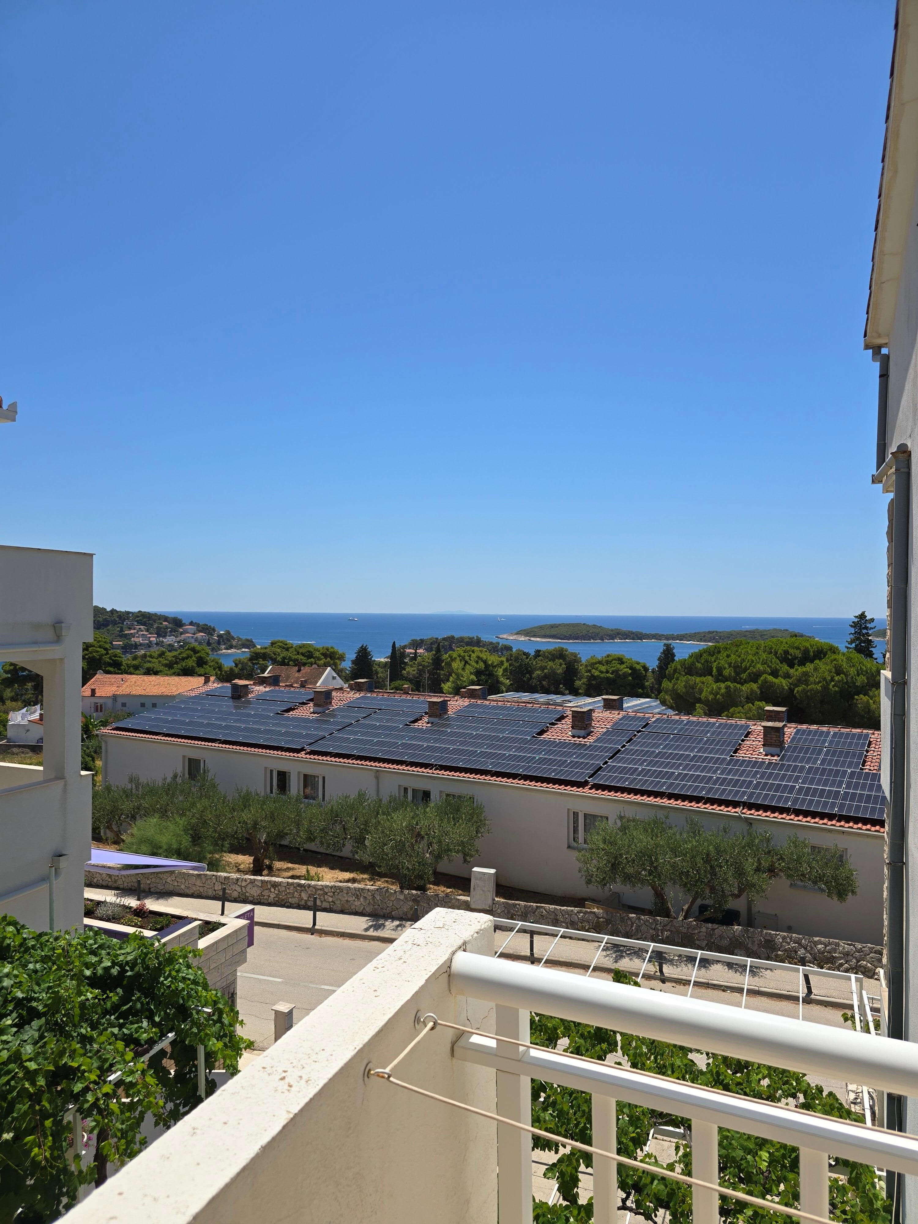 Utsikt fra veranda. Vi hadde på siden av bygningen. Veranda i front har enda bedre utsikt. 