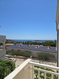 Utsikt fra veranda. Vi hadde på siden av bygningen. Veranda i front har enda bedre utsikt.