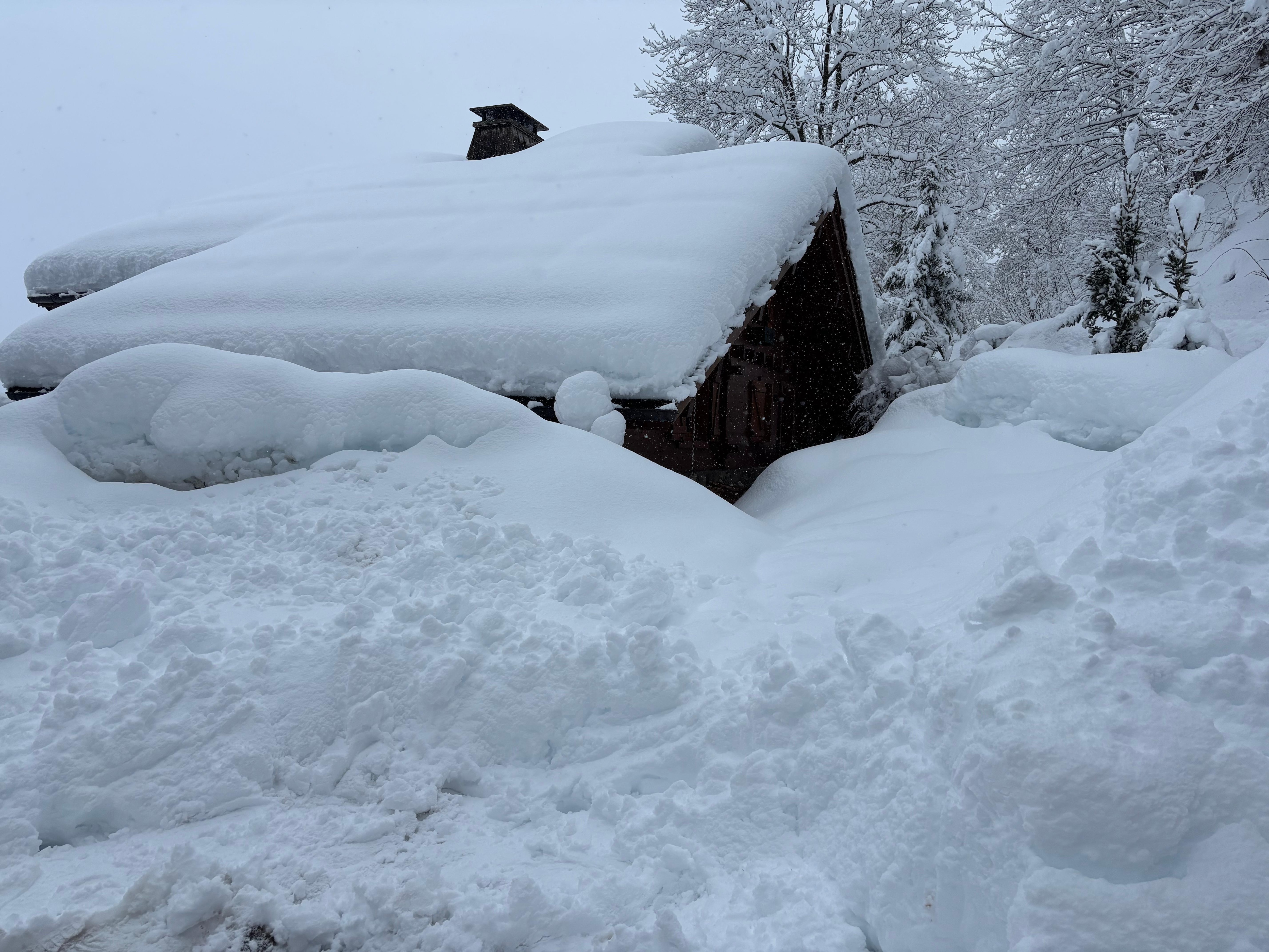 Het huis, met heel veel sneeuw!