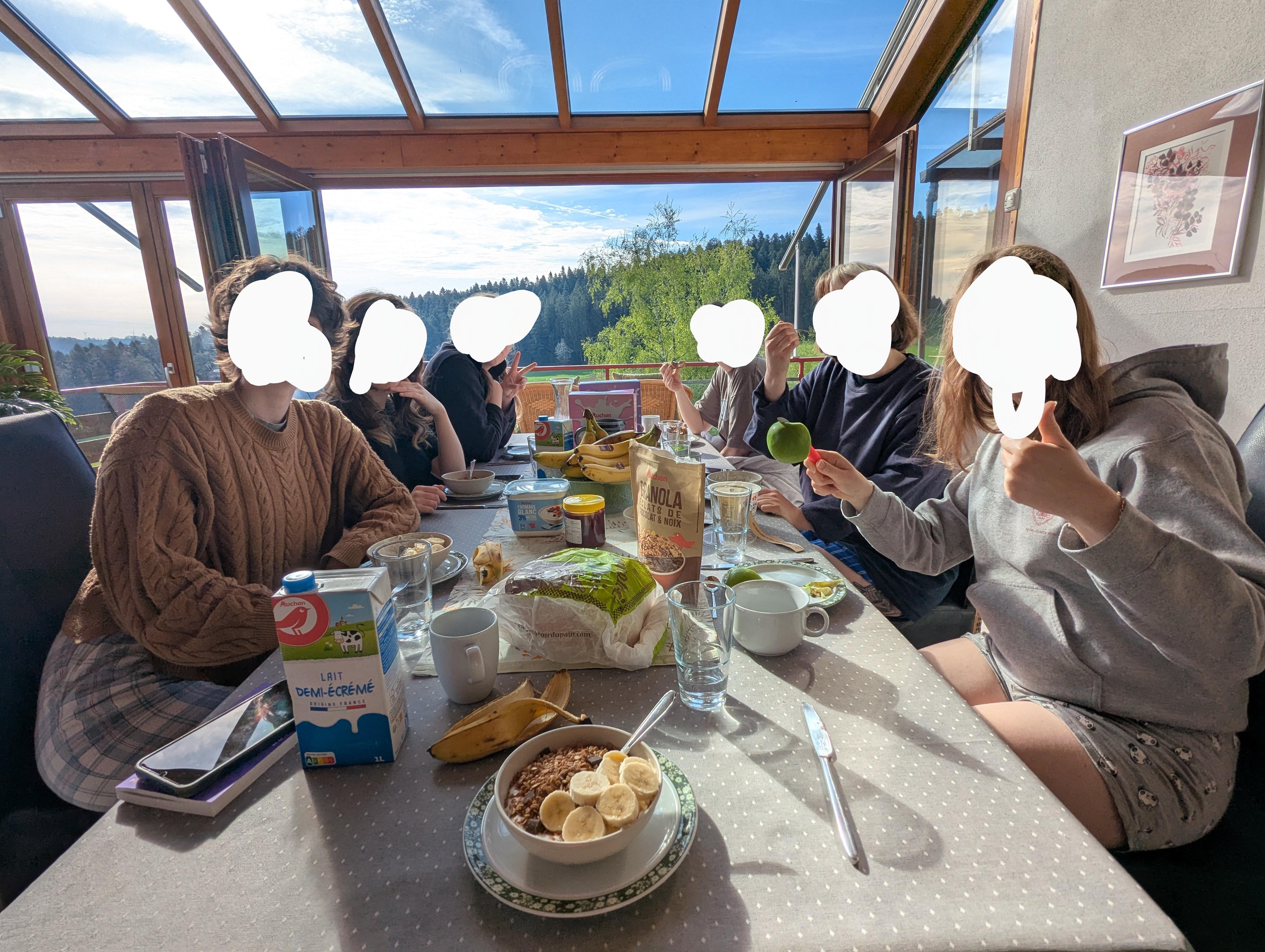 Une grande table face a la baie vitrée très lumineuse 