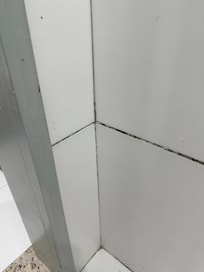 Rejuntes do banheiro sujos bem nojento