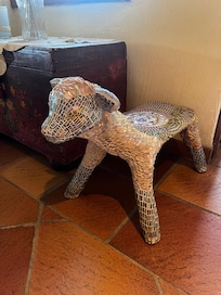 Litet mosaiklamm i loungen.