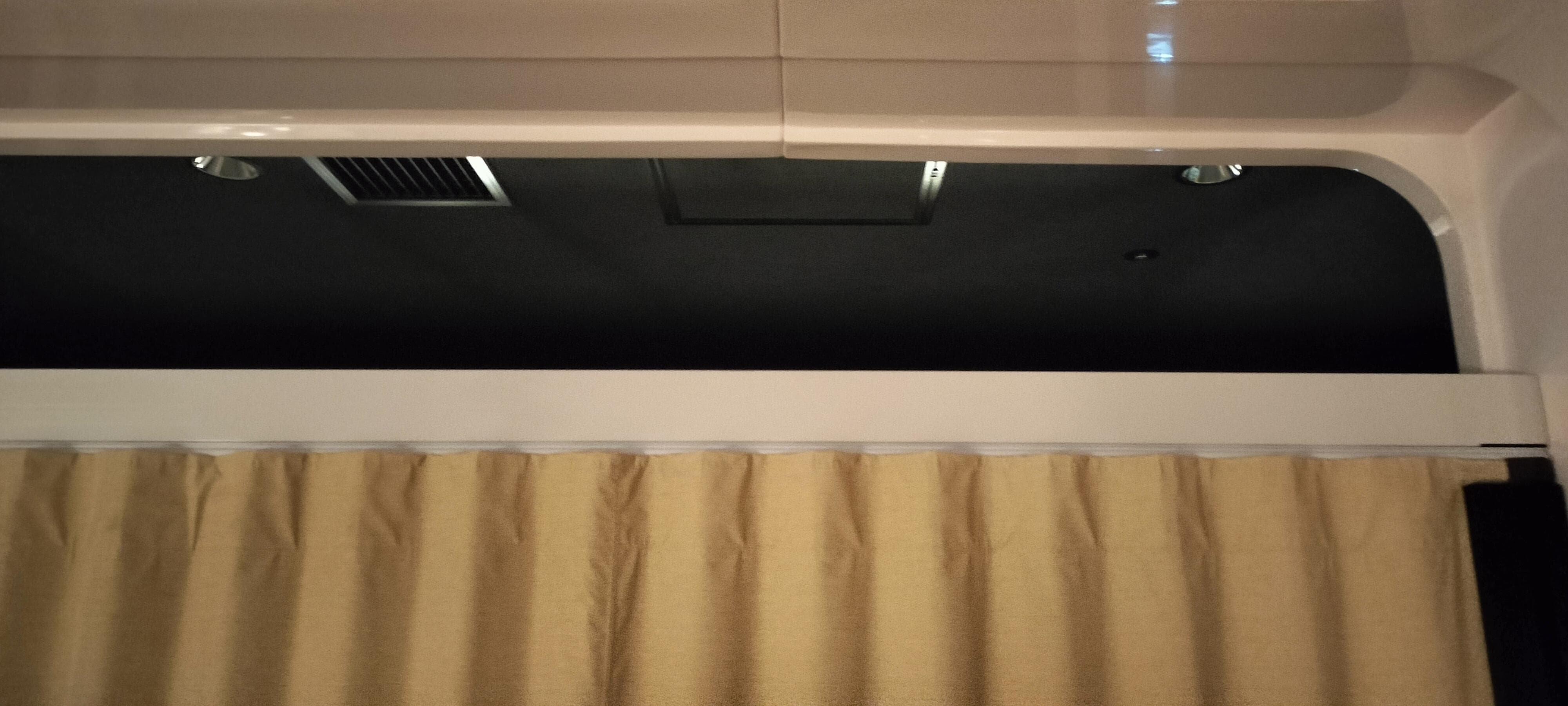 カーテン上部は常に開いている。