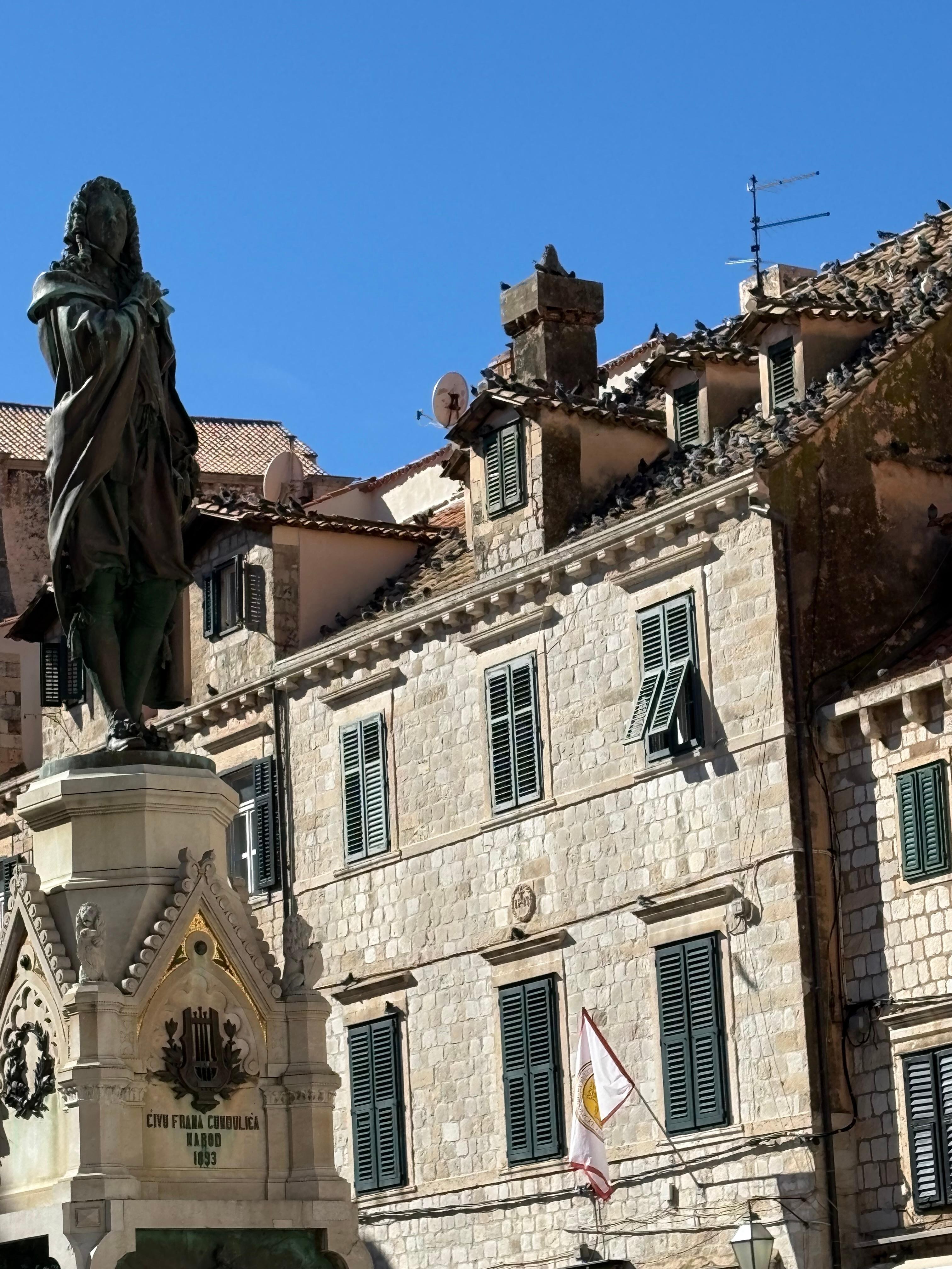 広場に面して開放感溢れる