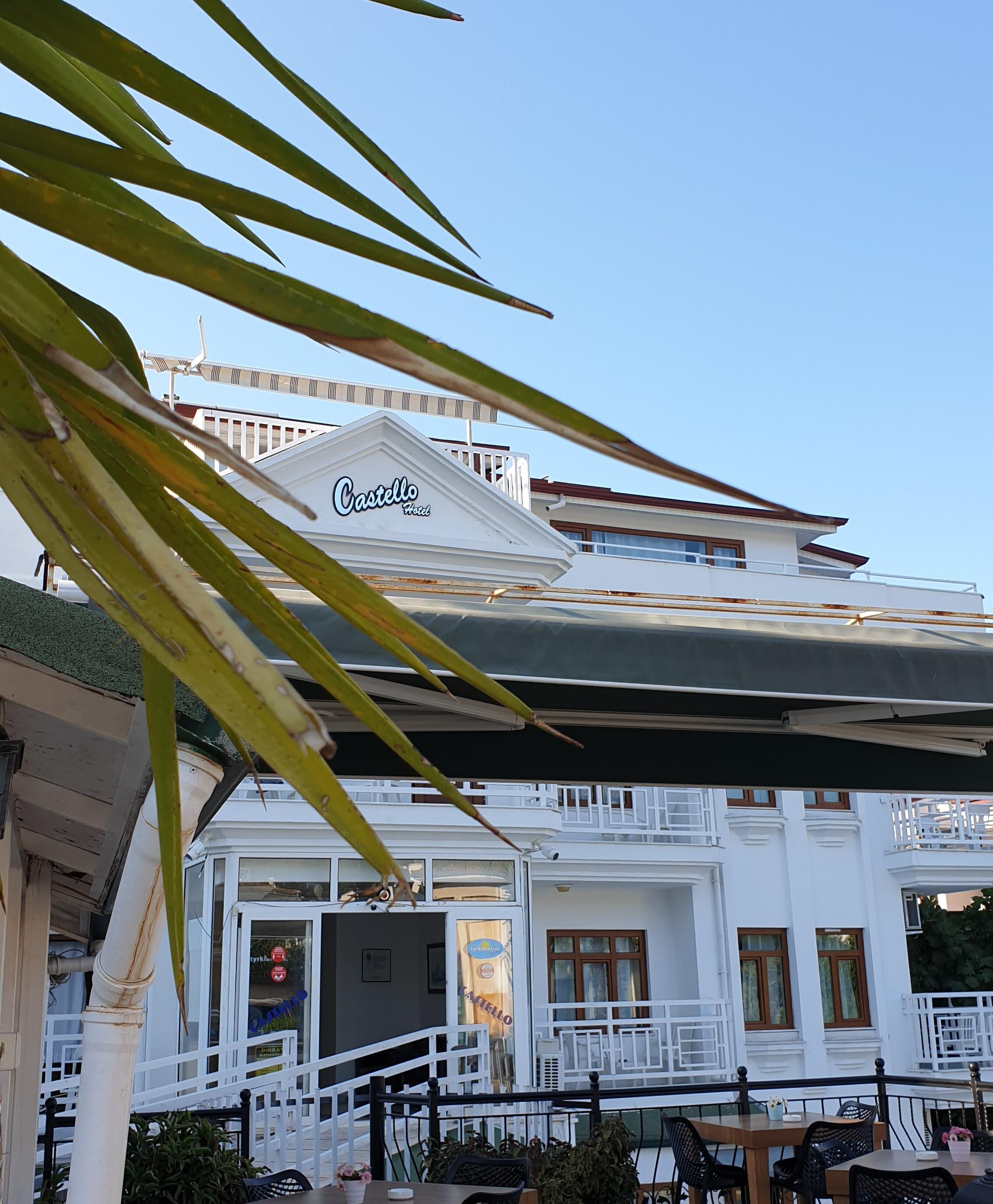 Вид на отель  со тороны входа