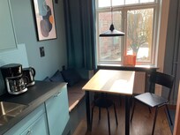 Lille køkken og hyggelig spisekrog