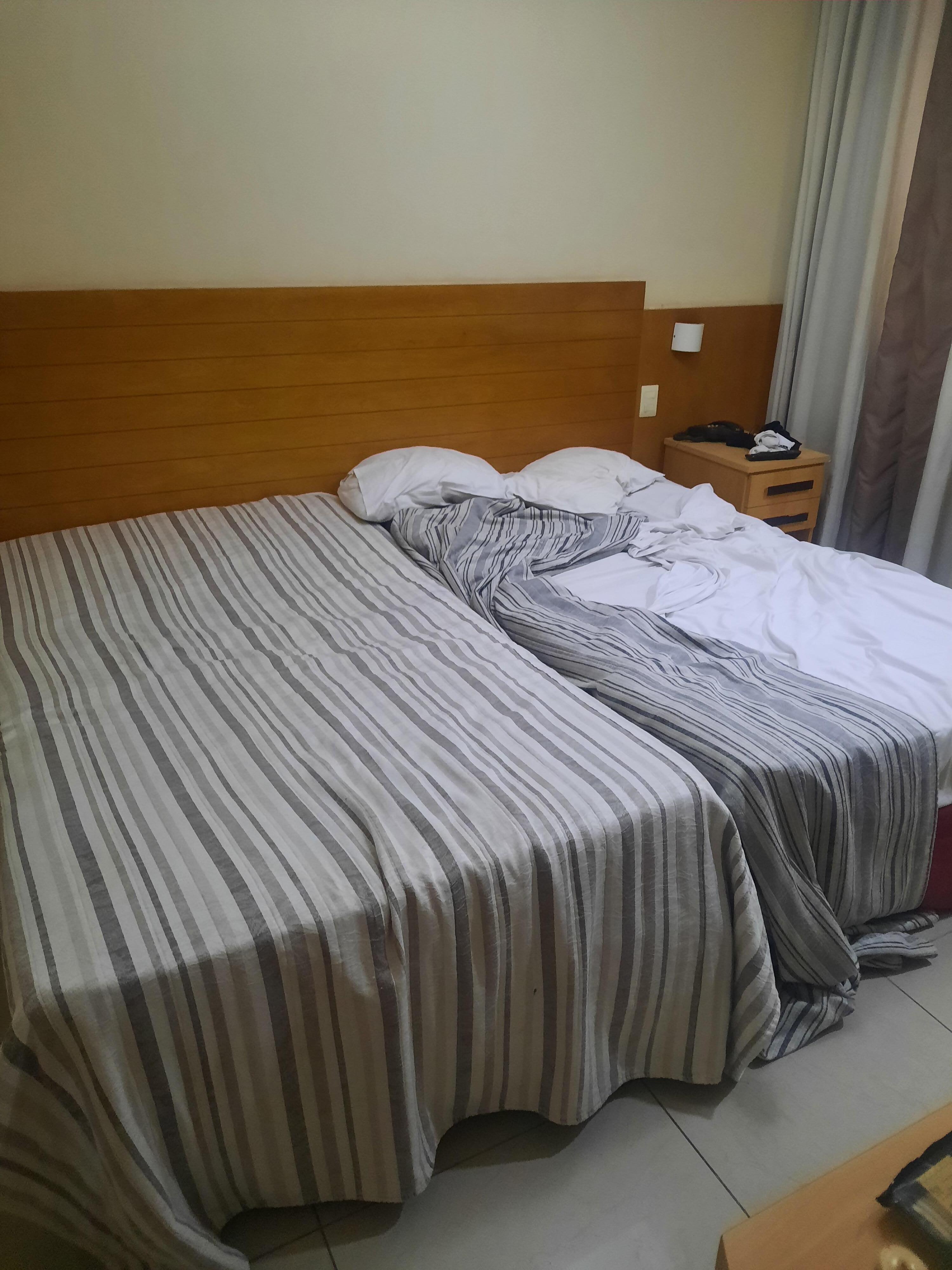 Camas cheias de buraco. E com lençóis sujos.