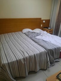 Camas cheias de buraco. E com lençóis sujos.