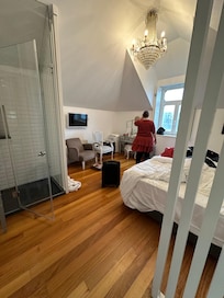 This is nothing like what the pictures showed and despite having paid for two more nights at about $1000 for those nights we left