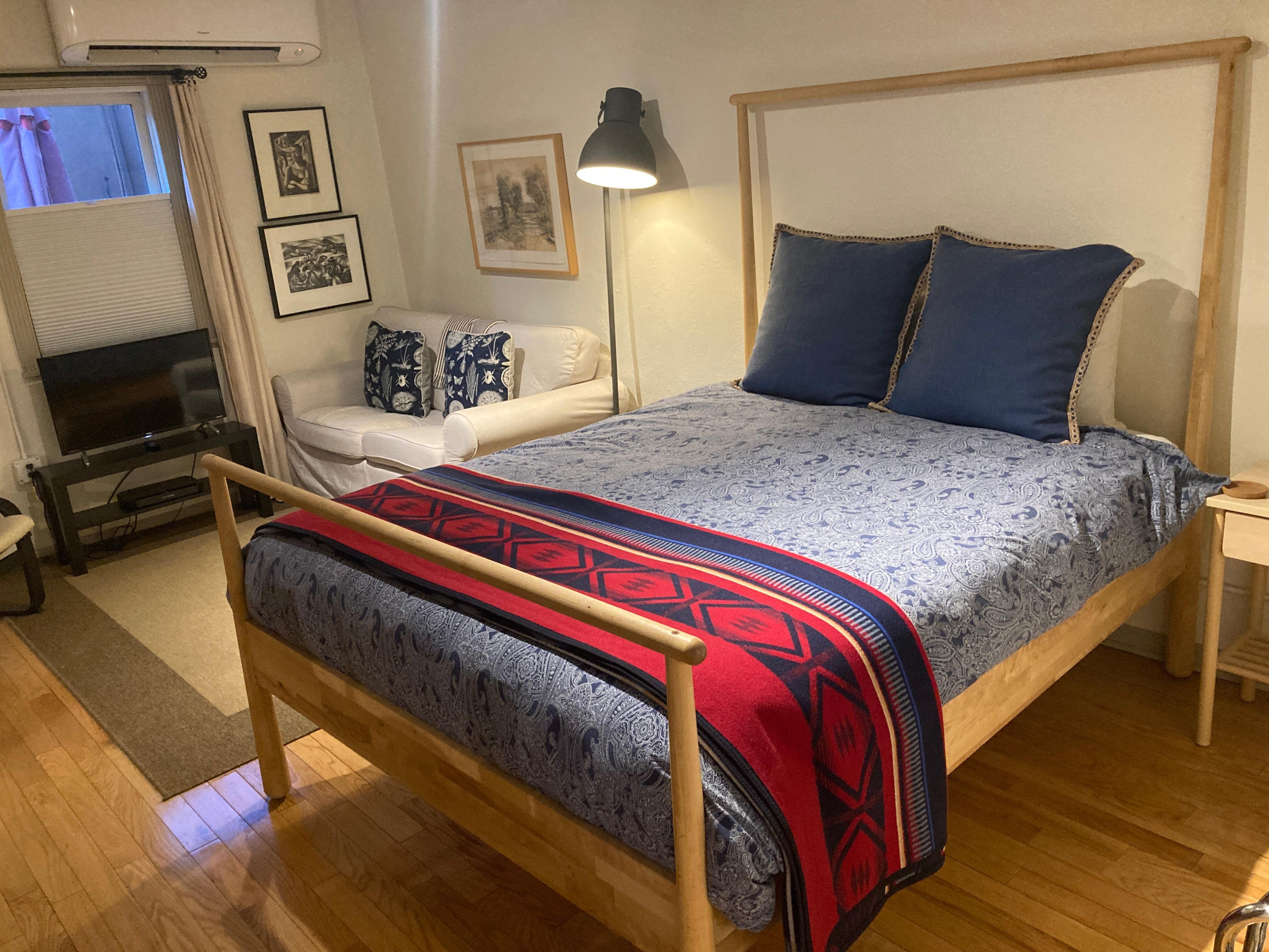 Bed and TV room in casita