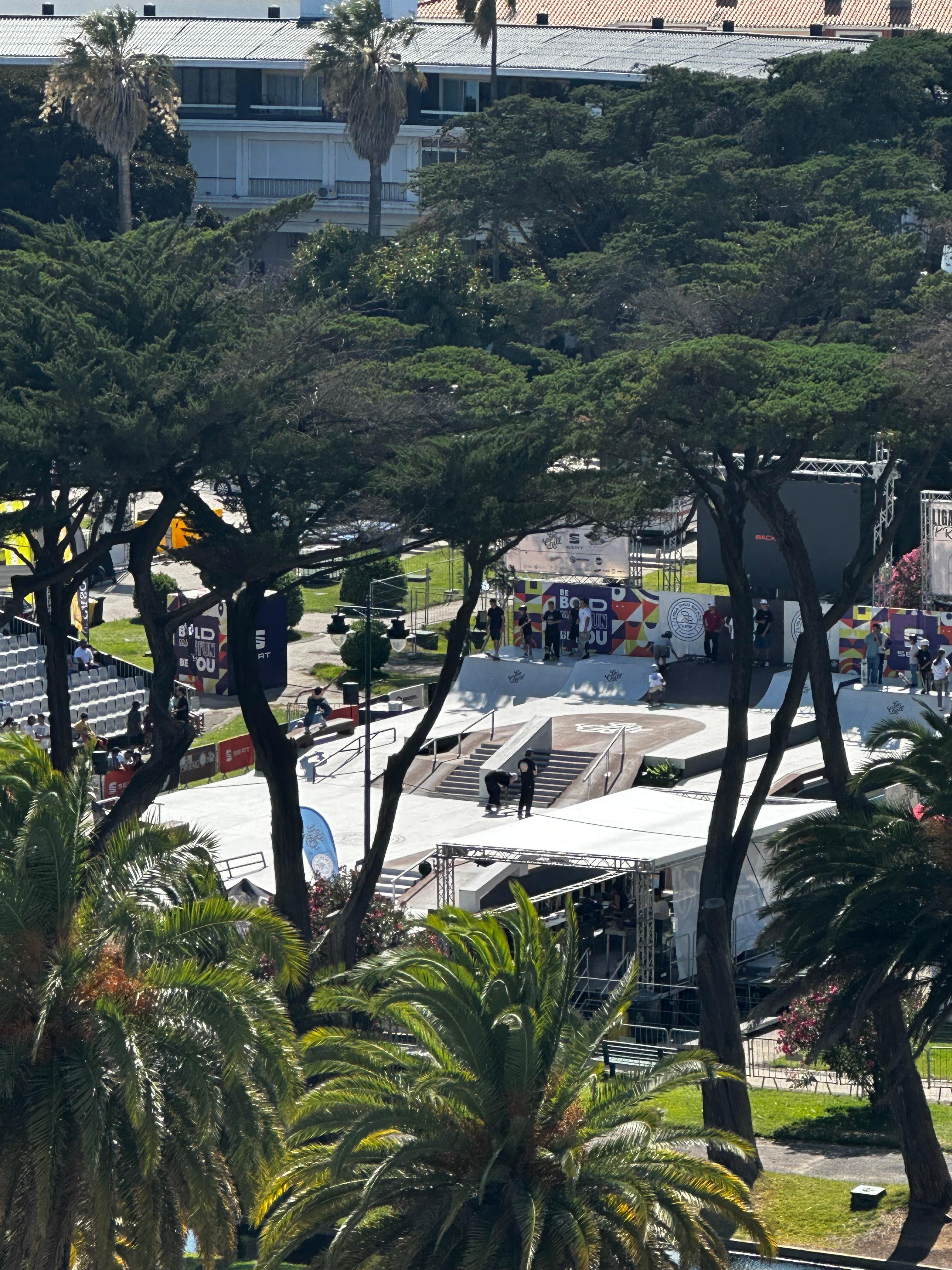 Skateboarding championship very nearby and noisy 