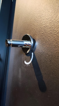 ausgerissener Kleiderhaken