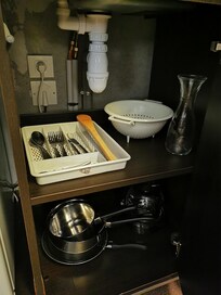 Mobile con utensili cucina