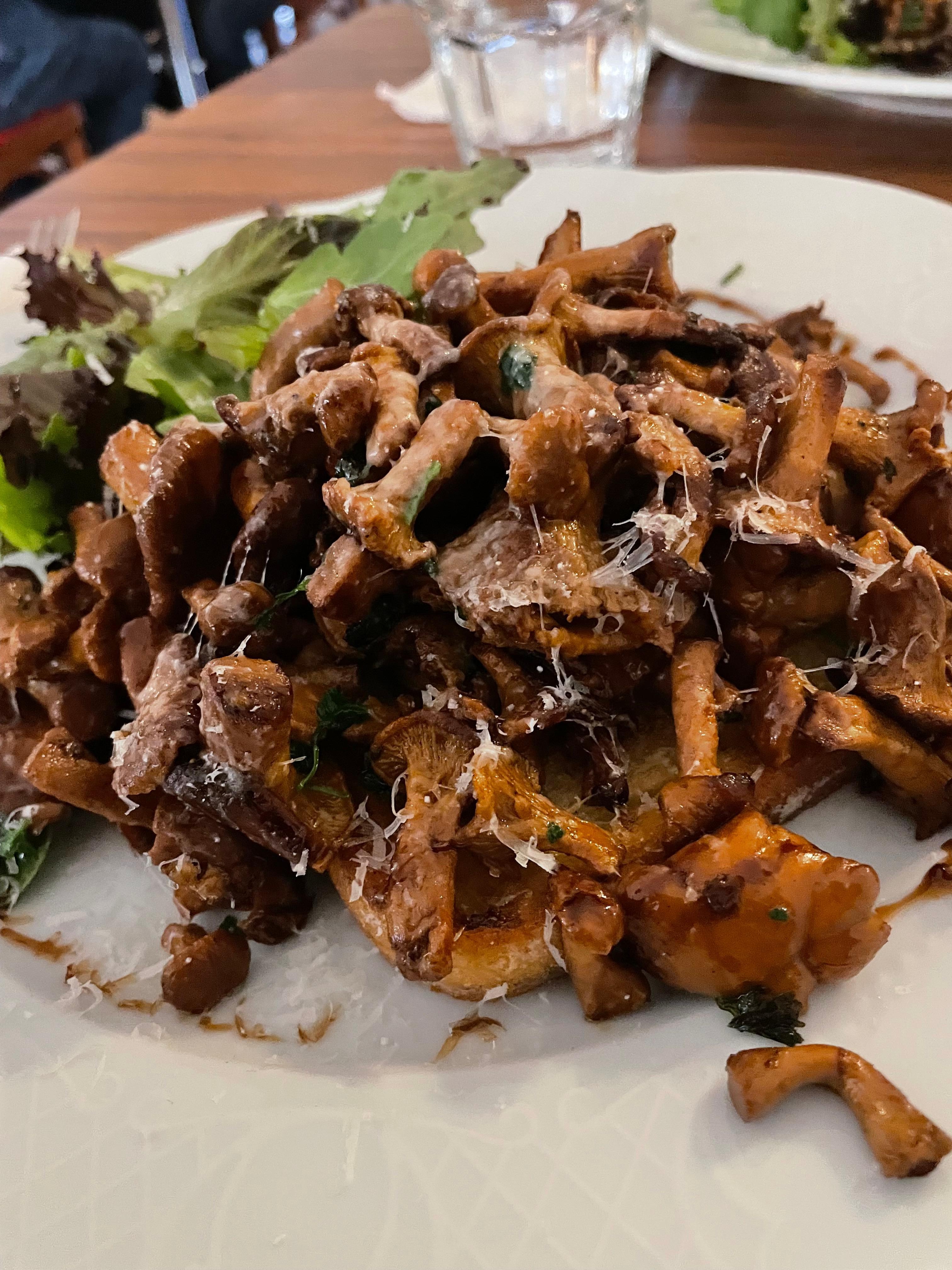 Kantarell på smörstekt lantbröd- Broby